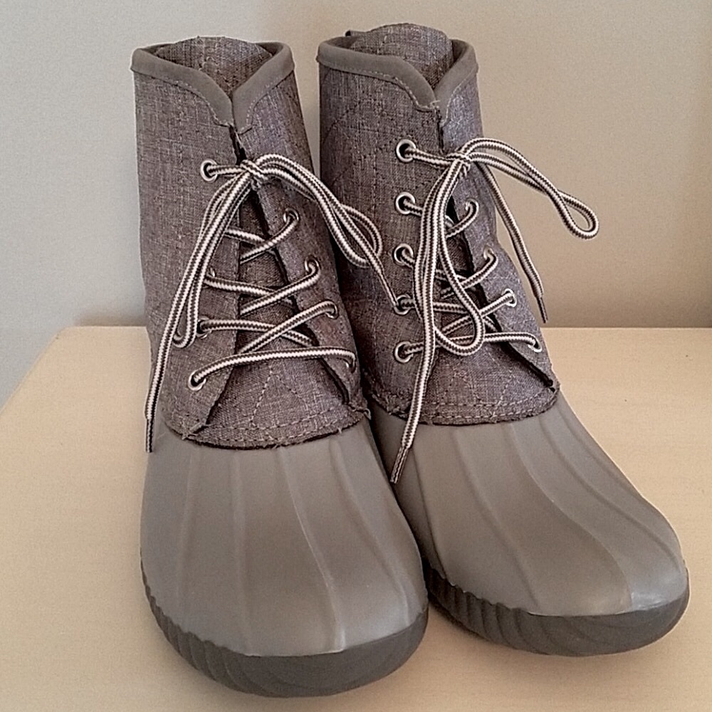 NWOT MarleyLilly Grey Duck Boots, Size 9